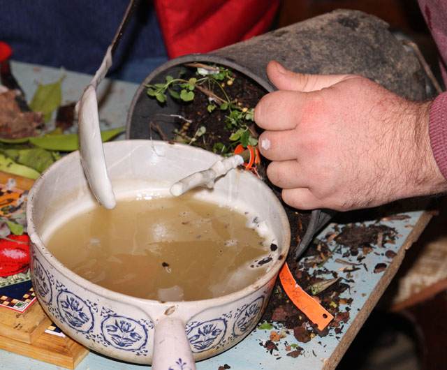 utilisation d’une cuillère pour appliquer la paraffine