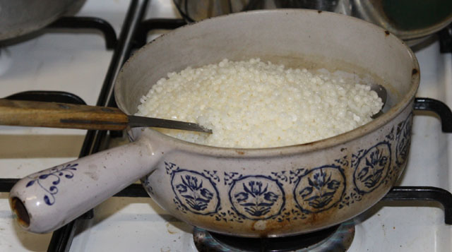 On met fondre la paraffine à confiture